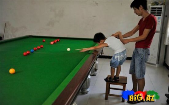 3 yaşlı bilyard "xəstəsi" FOTOLAR