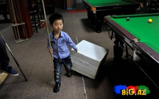 3 yaşlı bilyard "xəstəsi" FOTOLAR