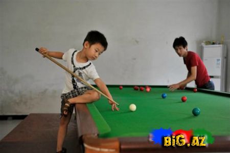 3 yaşlı bilyard "xəstəsi" FOTOLAR