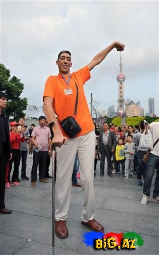 Dünyanın ən uzun adamı Çində (FOTO)