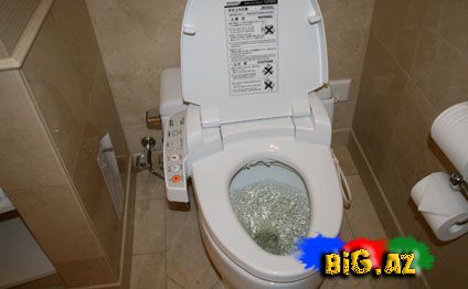 Qəribə hadisə: Unitaz qəfildən partladı, ev sahibi yaralandı