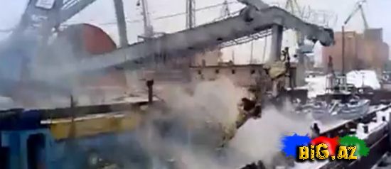 100 tonluq kran gəminin üstünə düşdü - Video