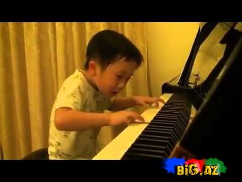 5 yaşlı peşəkar pianoçu - VİDEO