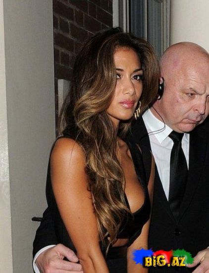 Müğənninin sinə dekoltesi göz qamaşdırdı - FOTO