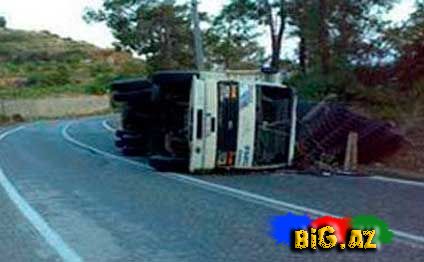 Yük maşını aşdı, yola 20 ton balıq dağıldı