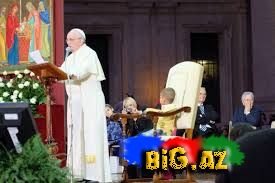 Roma Papasının yerinə gözü düşən uşaq-VİDEO