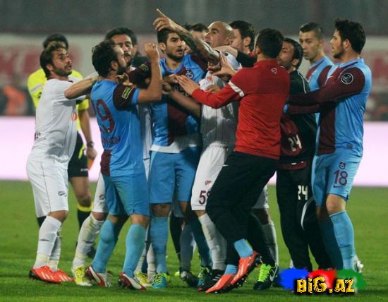 Futbolçu rəqib oyunçunun ağzını cırmaq istədi - FOTO