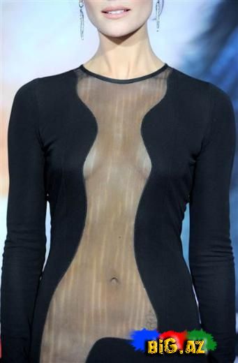 Qırmızı xalça üzərinə çılpaq çıxdı - FOTO