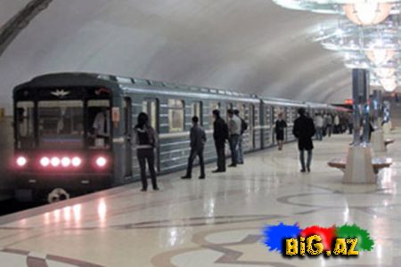 Bakı metrosunda sərxoş qatar xəttinin üstünə yıxılıb