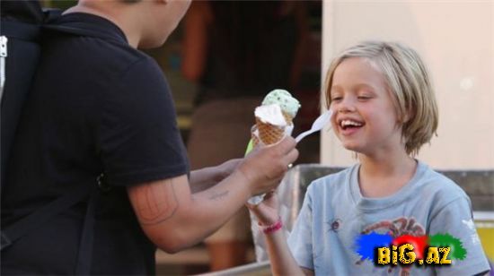 Əziyyət çəkən Ancelina Coli övladları ilə gəzintidə - FOTO