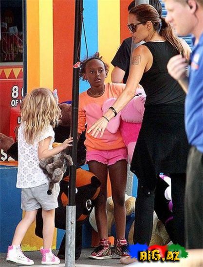 Əziyyət çəkən Ancelina Coli övladları ilə gəzintidə - FOTO