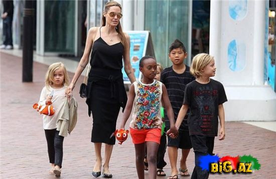 Əziyyət çəkən Ancelina Coli övladları ilə gəzintidə - FOTO