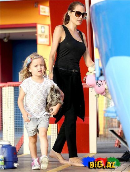 Əziyyət çəkən Ancelina Coli övladları ilə gəzintidə - FOTO