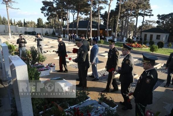 Müdafiə Nazirliyinin zabit heyəti Zəfər Günü ilə bağlı İkinci Şəhidlər xiyabanını ziyarət edib
