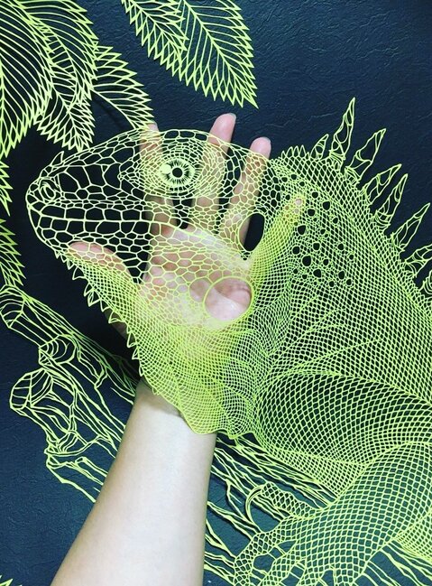 Skalpellə kağız üzərində cızdığı əsərlər görənləri heyran edir - FOTO