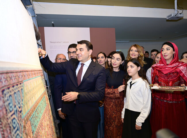 Prezidentin qızları Şahzadə ilə sərgidə - Fotolar