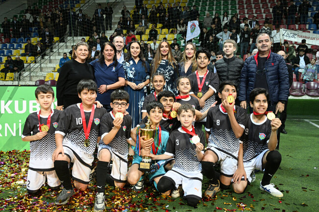 Prezidentin qızları və gəlini minifutbol turnirini izlədi - Fotolar