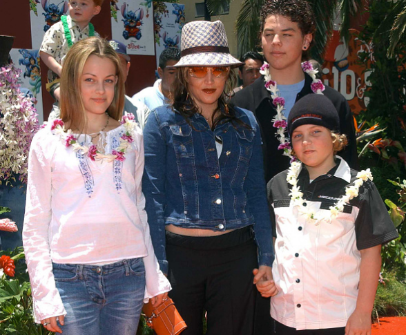 Gənc yaşlarında ana olan 17 ulduz - FOTO