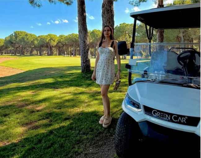 Aktrisa mini ətəkli donu ilə gündəm oldu