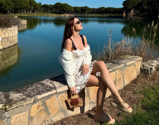 Aktrisa mini ətəkli donu ilə gündəm oldu