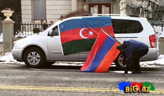 Erməni Azərbaycan bayrağı qarşısında baş əydi