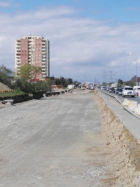 Bakı-Sumqayıt şosesində 1 km yolun təmiri 4 aydır bitmir –FOTOLAR