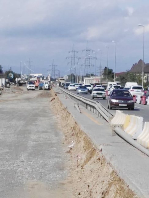 Bakı-Sumqayıt şosesində 1 km yolun təmiri 4 aydır bitmir –FOTOLAR