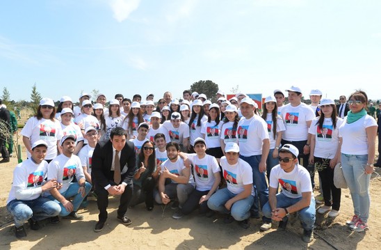 Prezident və ailəsi ağac əkdi - Fotolar