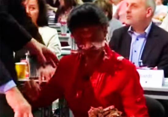 Qadın deputatın üzünə tort atdılar (VİDEO)