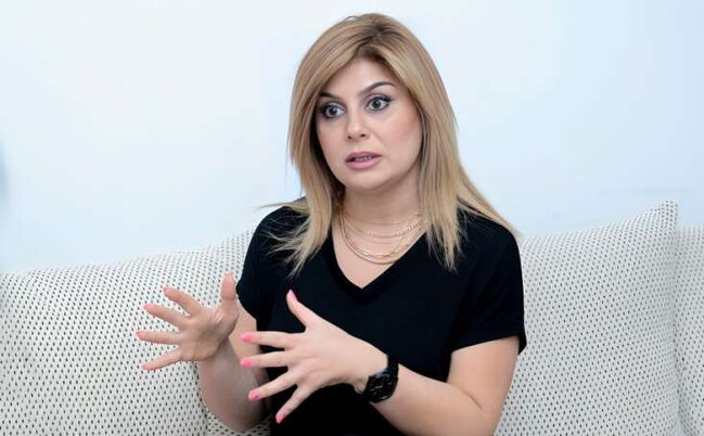 Aparıcı Rövşanə: "Mənə də efirdə 4 otaqlı ev bağışlasalar, götürərəm" - VİDEO