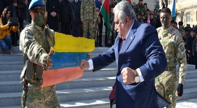 Əhəd Abıyev Ermənistan bayrağını yumruqladı - FOTO+VİDEO