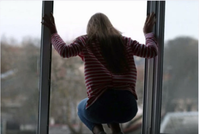 Ailəsi ilə dalaşan 11 yaşlı qız özünü binadan atdı