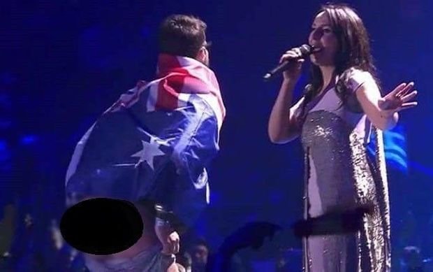 "Eurovision"da şalvarını soyunan kişi danışdı: "Soyunmaqla yaxşılıq etmiş oldum..." - VİDEO (18+)