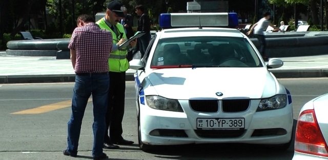 Yol Polisi çəkərək geyinən sürücülərə MÜRACİƏT ETDİ: "Ayaq tərləyir və sürüşür"