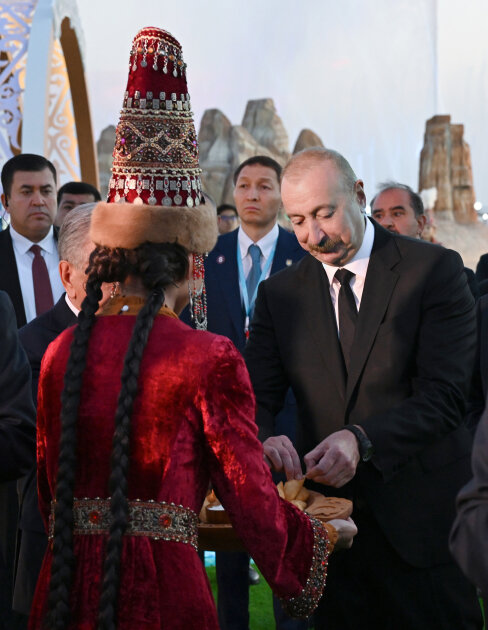Şəkərbura, paxlava bəzək verir Türkmənbaşına... - Fotolar