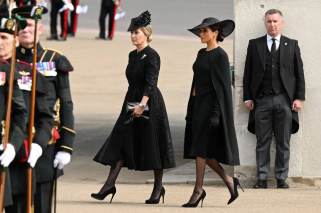 Kraliçanın dəfnində Diana izləri...
