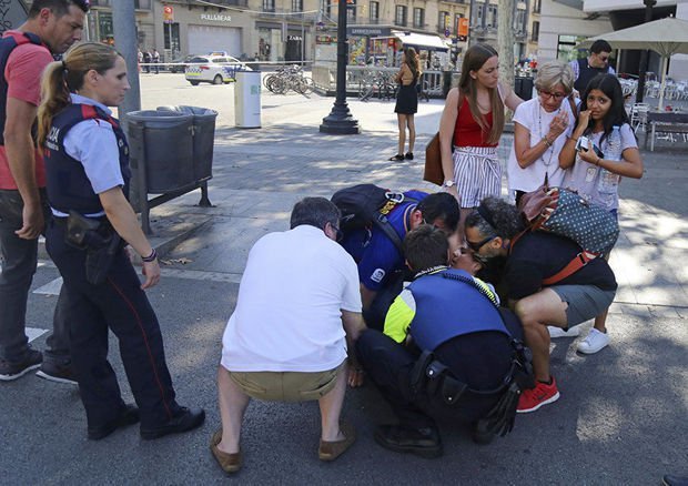 Barselona terrorundan +18 VİDEO: Əzilmiş insanların meyitləri...