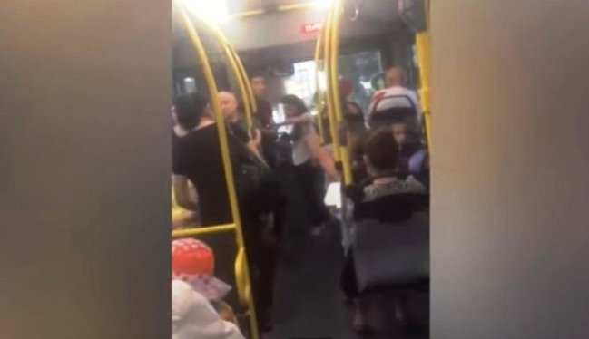 Avtobusda növbəti rüsvayçılıq: Sürücü "Bakı Kart"ın yerinə sərnişinlərdən pul yığır (VİDEO)
