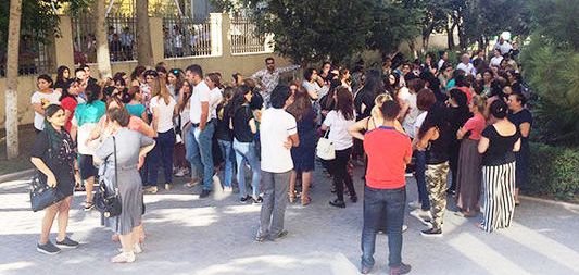 Direktorun "TORBASINI" zavuç tikibmiş? - 2 min valideyn övladını MƏKTƏBDƏN ÇIXARIR - ETİRAZ