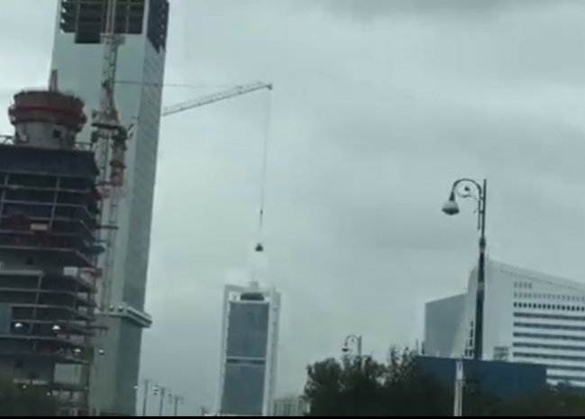 Heydər Əliyev prospektində qorxu dolu anlar: Kranın yükü avtomobillərin üstünə düşəcəkdi (VİDEO)