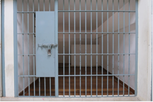 Görünməyən hadisə: Məhkum məhkəmə binasında unuduldu