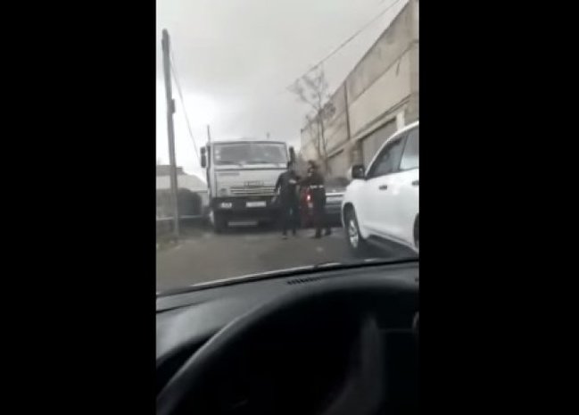 Sürücü ilə DYP əməkdaşı arasında dava: "Sənədlərimi verməsən damarlarımı doğrayacam" (VİDEO)