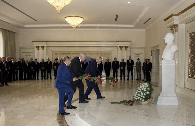 "Azəravtoyol" ASC-də ümummilli lider Heydər Əliyevin xatirəsi yad edilib - FOTOLAR
