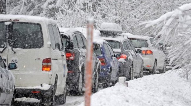 Bakı- Şamaxı-Yevlax yolu buz bağlayıb - avtomobillər yolda qalıb