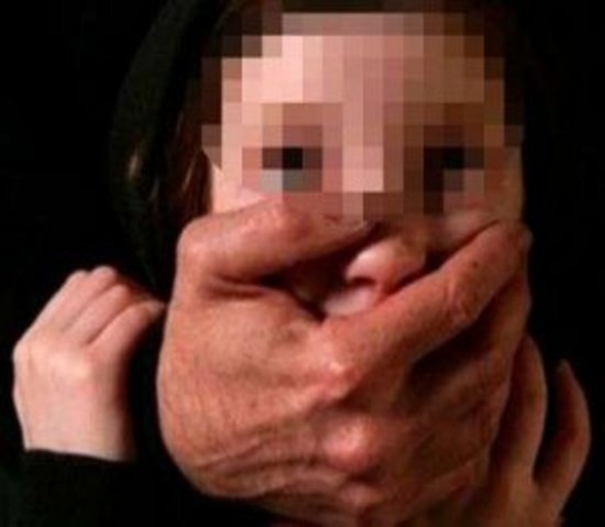 27 yaşlı oğlan bacısının gözü qarşısında azyaşlını evə saldı, qeyri-təbii yolla əlaqəyə girdi - Azər