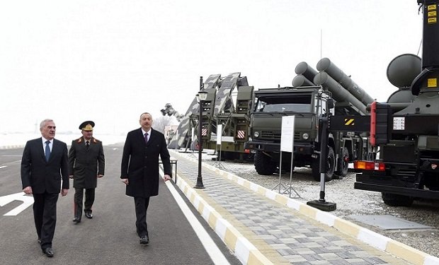 İlham Əliyev yeni hərbi texnika ilə tanış oldu
