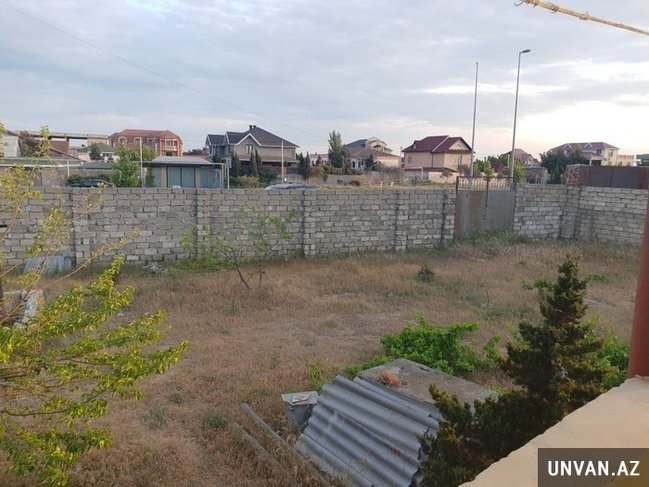 Çox təcili Buzovna qəsəbəsi Qoşa Qalanın yanında dənizə yaxın məsafədə həyət evi satılır!