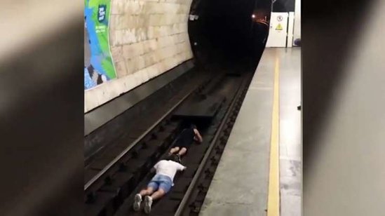 Metroda görülməmiş hadisə: İki gənc görün nə etdi / VİDEO