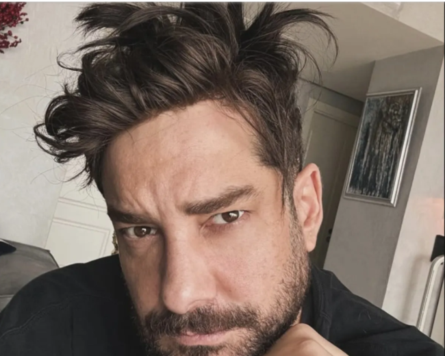 Aktyor Enis Arıkanın saçsız görünüşü gündəm oldu