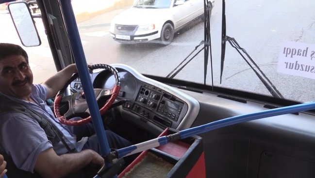 Bakıda avtobus sürücüsündən nümunəvi addım - gediş haqqı pulsuzdu (VİDEO)